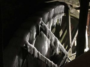 Das vereiste Wasserrad der Zschoner Mühle Dresden